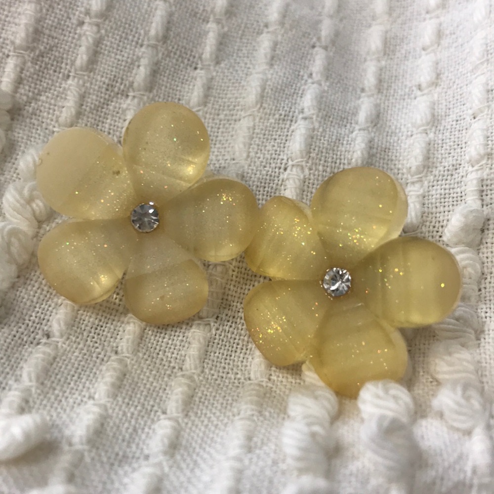 Cream Flower Earrings